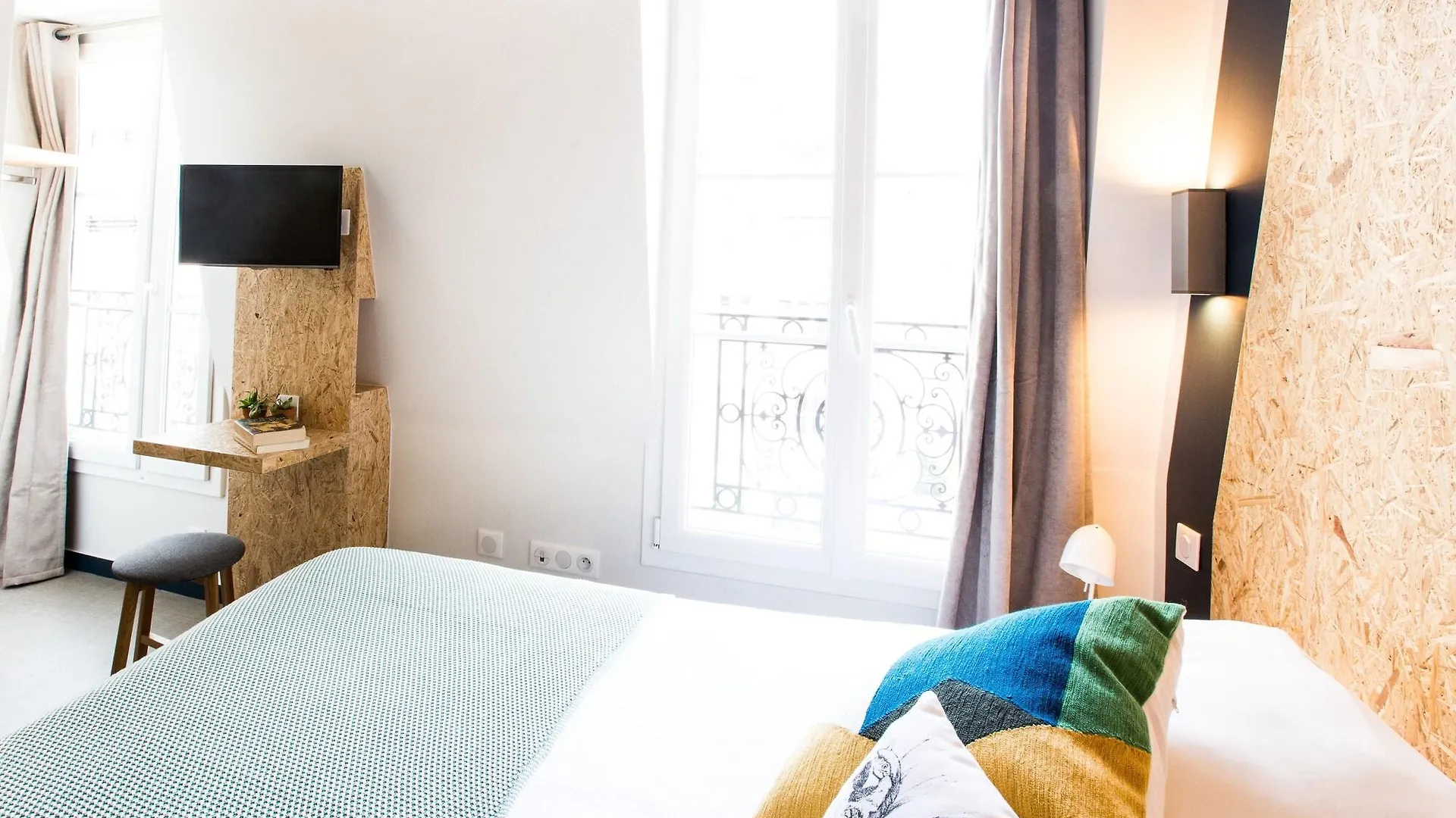 Beautiful Belleville Hotel & Hostel *