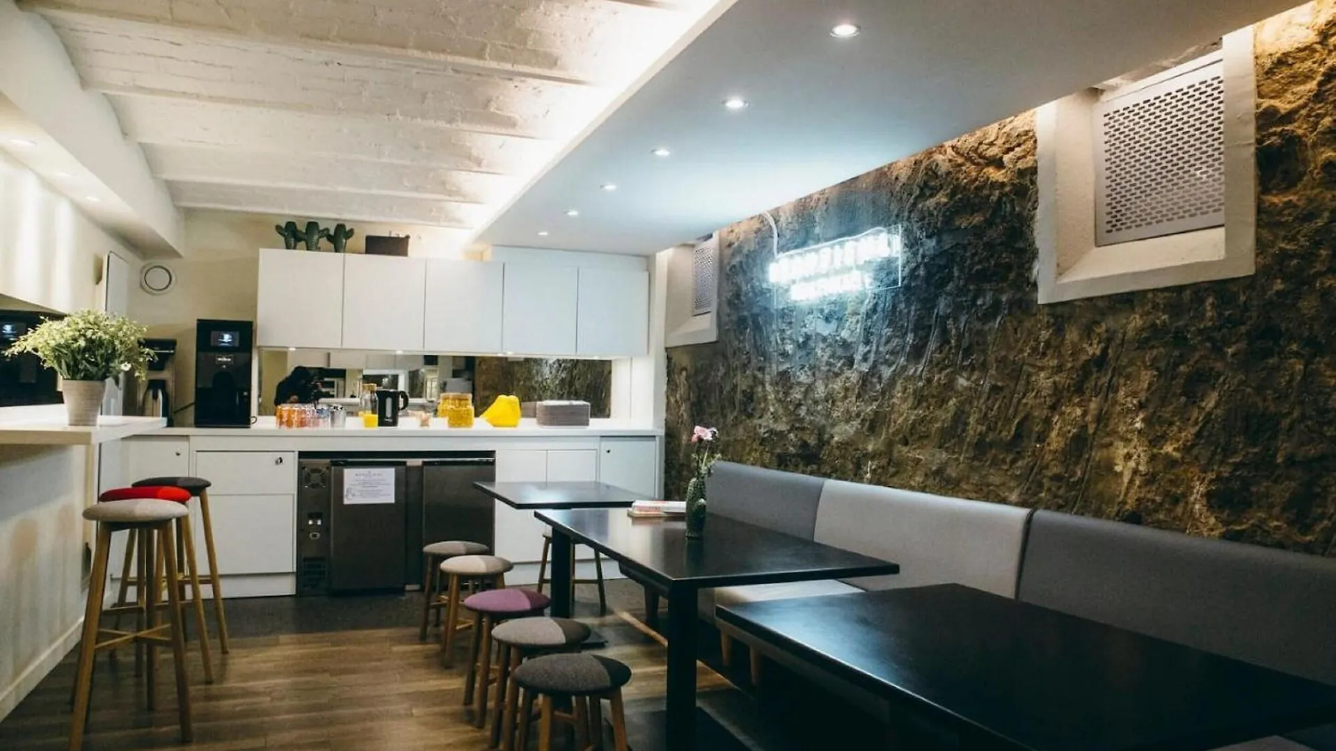 Beautiful Belleville Hotel & Hostel *